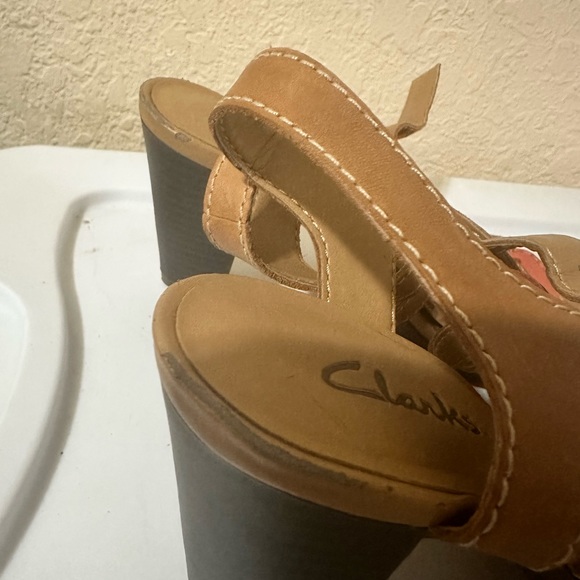 New Clarks. Size 7 Sandals. Tan and orange. - Picture 4 of 6